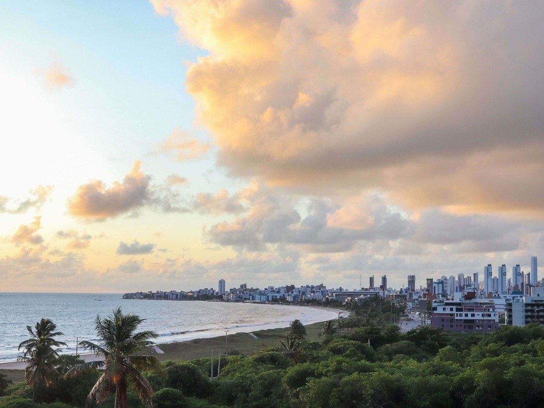 Pôr do sol maravilhoso na Praia do Jacaré em João Pessoa
