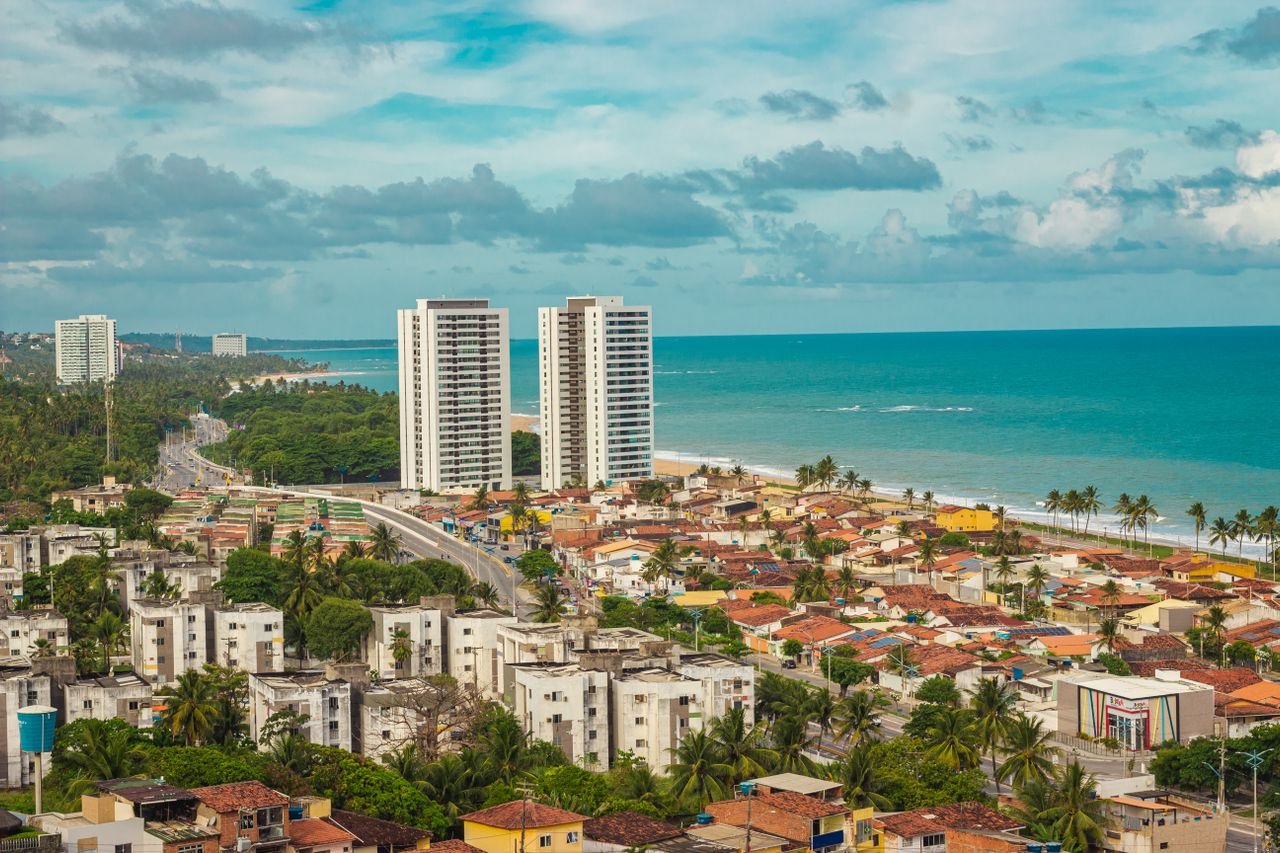 Praia urbana de Maceió com águas verde-esmeralda